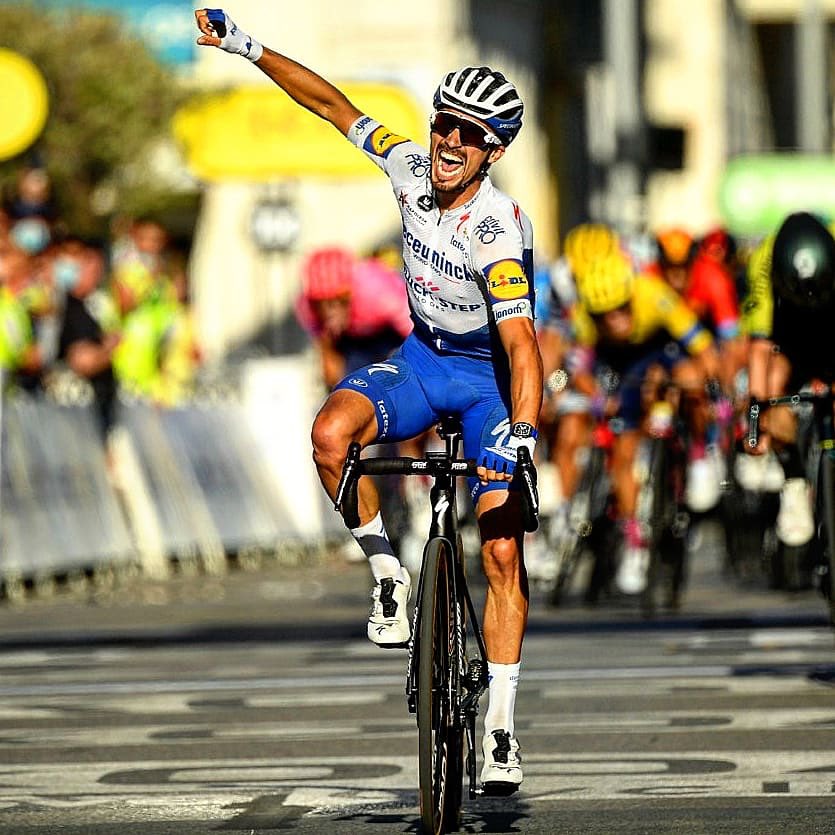 Julian Alaphilippe Tour de Francia etapa 2 y su emotiva dedicatoria-Ph: Le Tour Tw-www.ciclismocolombiano.com