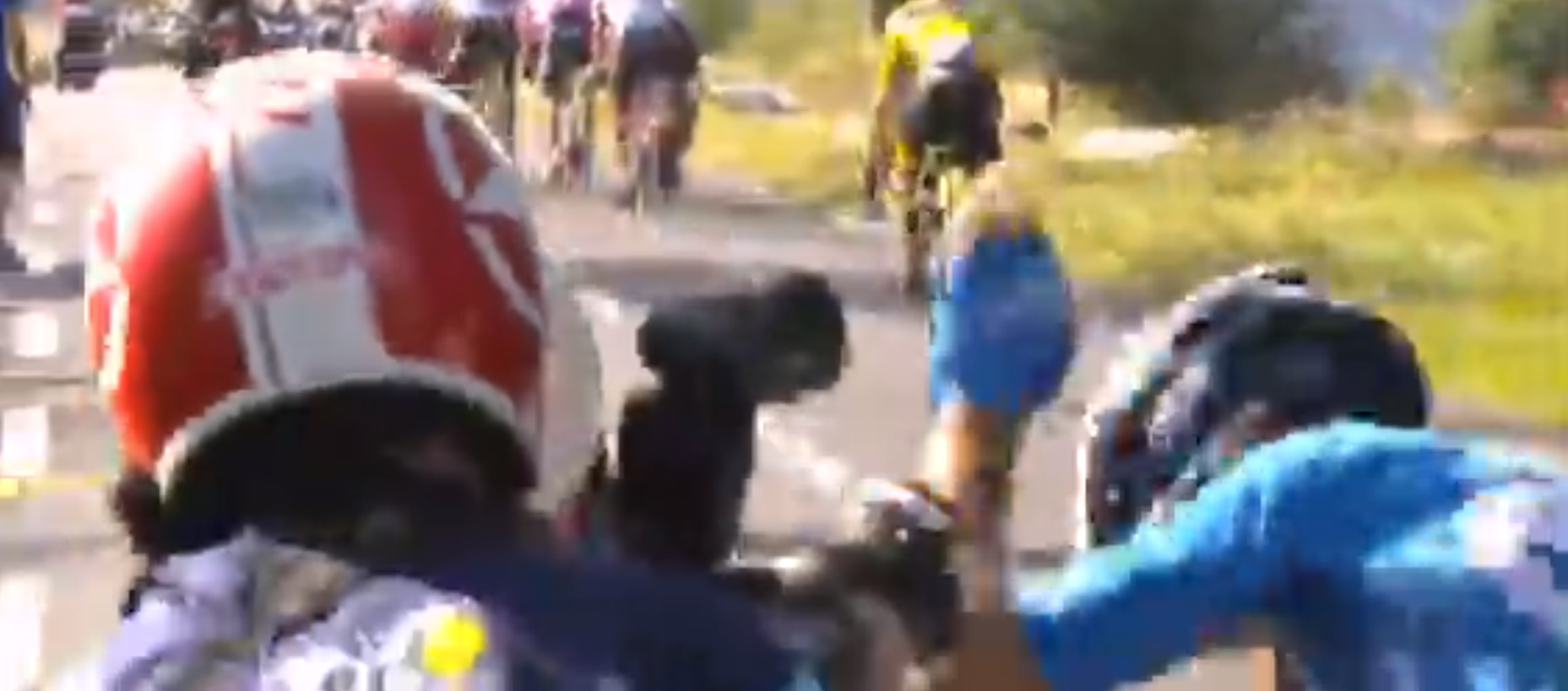 Enric Mas golpe camarógrafo etapa 8 Tour de Francia 2020-www.ciclismocolombiano.com