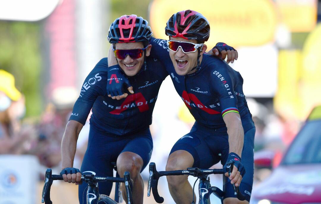 Carapaz Kwiatkowski 17 Tour Ph: TW Ineos Grenadiers - www.ciclismocolombiano.com