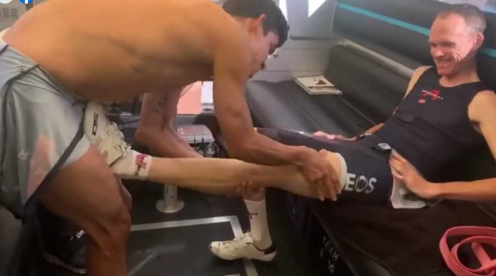 Andrey Amador da masaje a Chris Froome en la Vuelta a España 2020