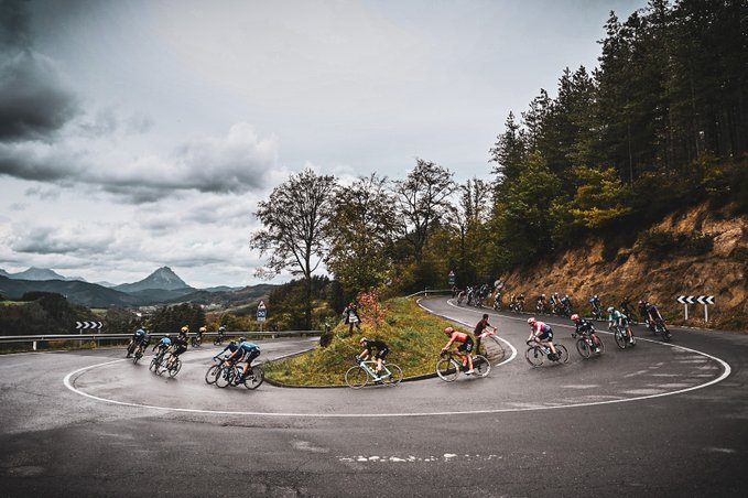 Vuelta a España 2020 Movistar gesto con Carapaz