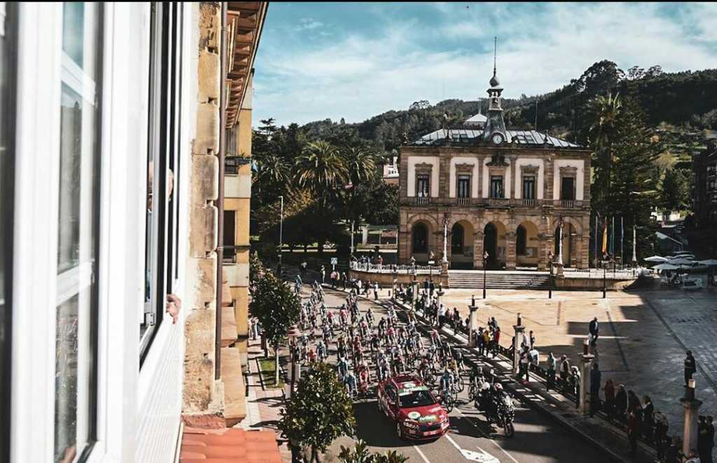 UCI Roglic Carapaz comisarios