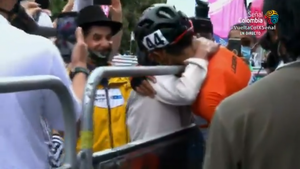 Abrazo Camargo madre Campeón Vuelta a Colombia 2020