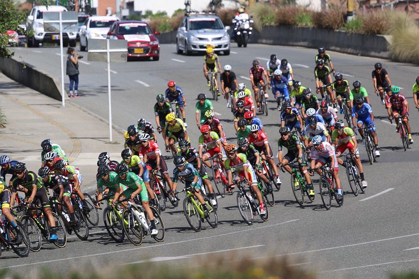 Ciclista colombiano 22 años 3 equipos WorldTour