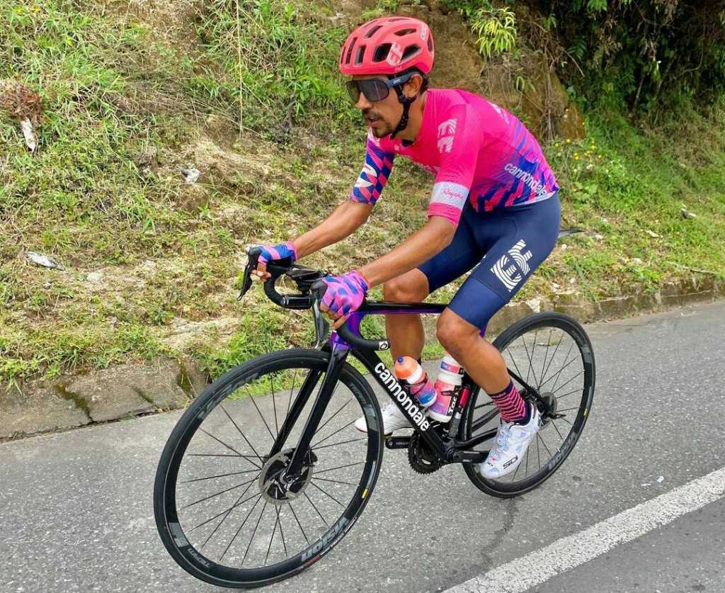 Jóvenes ciclistas colombianos líderes