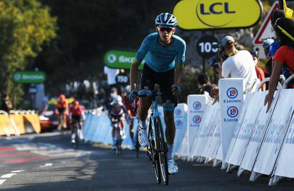 Jóvenes ciclistas colombianos líderes