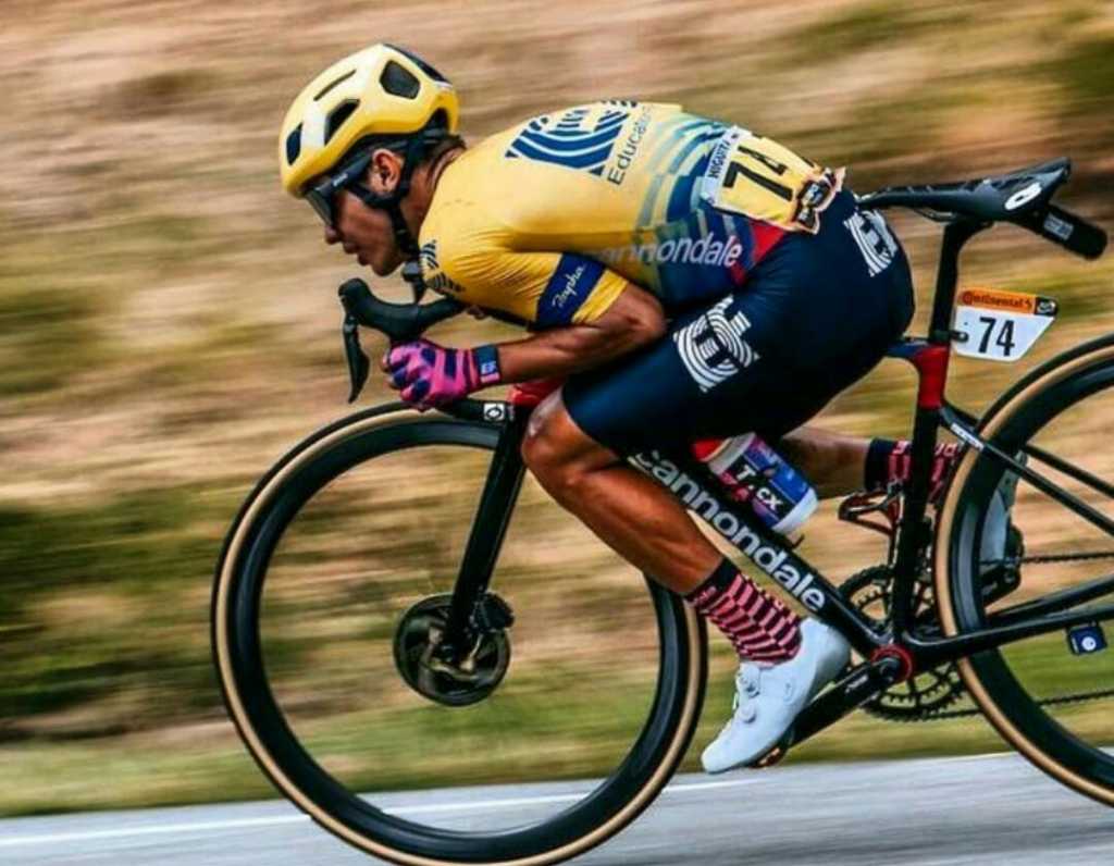 Jóvenes ciclistas colombianos líderes