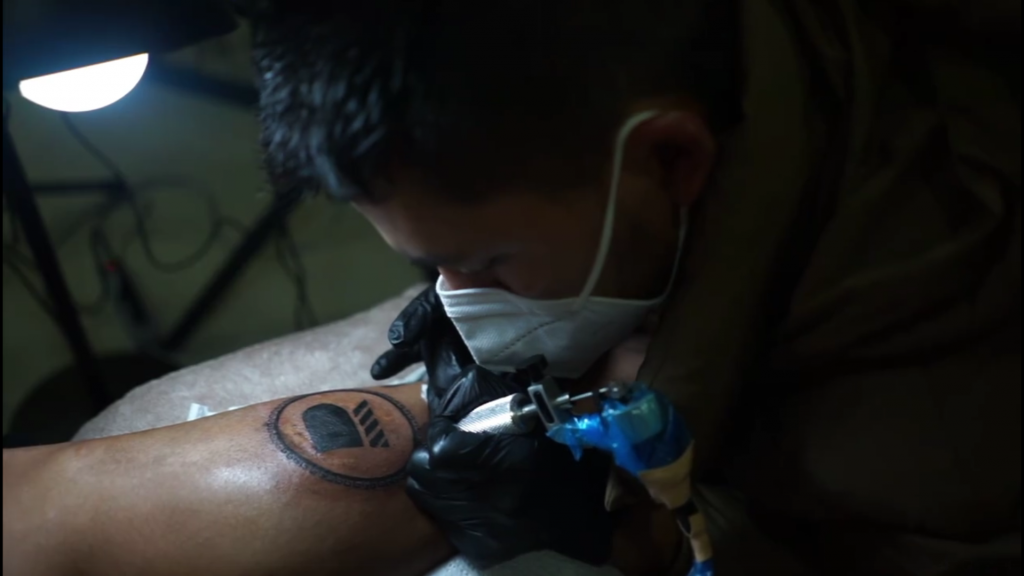 Richard Carapaz tatuaje logo