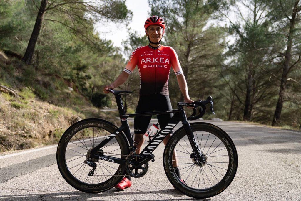 Nairo Rodillas alpes 2021