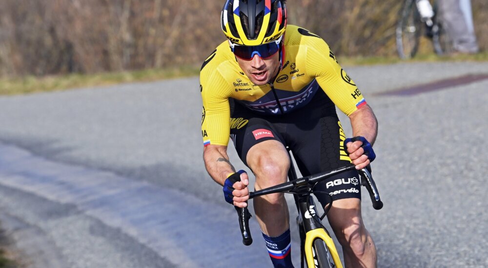 Primoz Roglic loco George Bennett