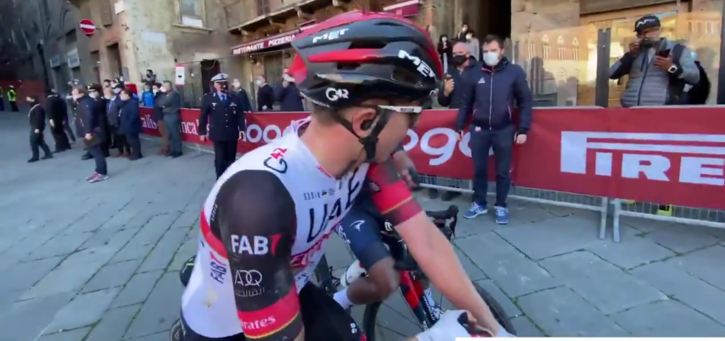 gran gesto Tadej Pogacar Egan Bernal