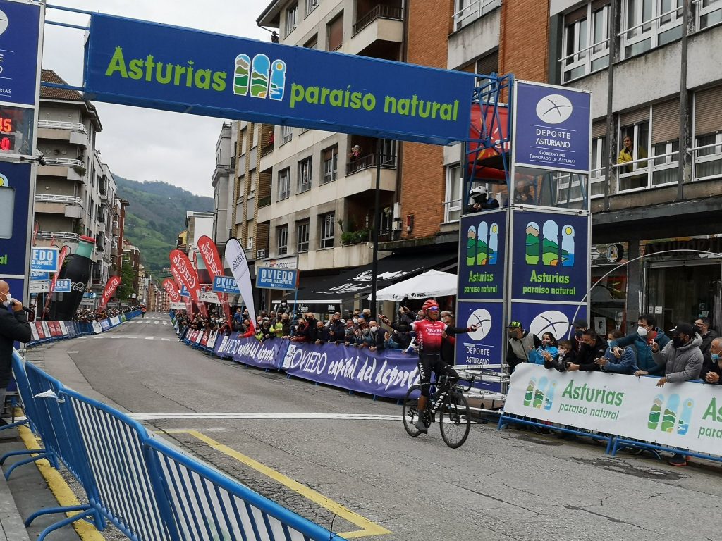 Nairo Quintana video remate etapa 1 Asturias 2021