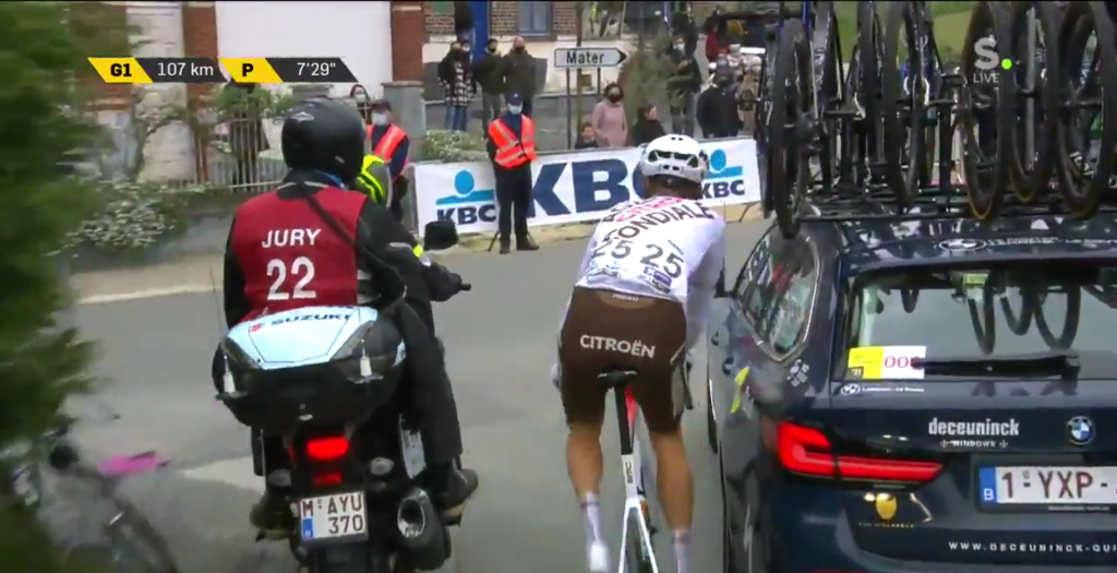 comisario echa ciclista Tour de Flandes 2021