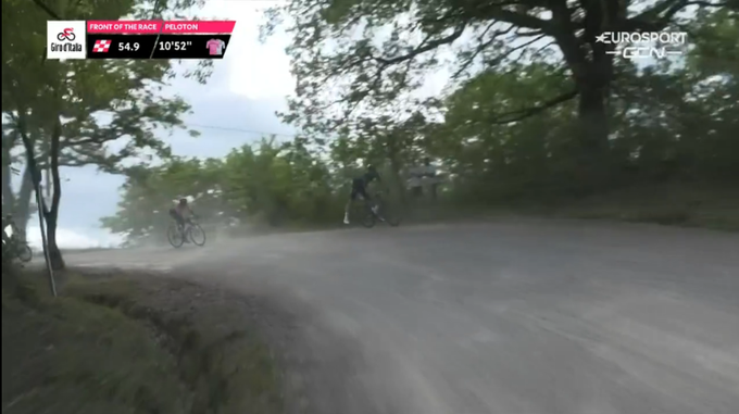 Así fue el momento en el Egan Bernal por poco se cae junto a Ganna en la etapa 11 del Giro de Italia 2021
