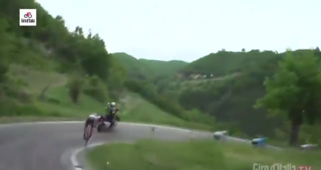 Captan momento en el que por poco un ciclista se va a un barranco en la etapa 3 del Giro 2021