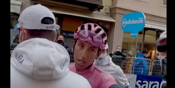 Egan Bernal celebración público victoria etapa 16 Giro Italia 2021