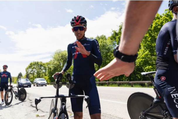 Egan Bernal espalda Giro de Italia 2021 foto