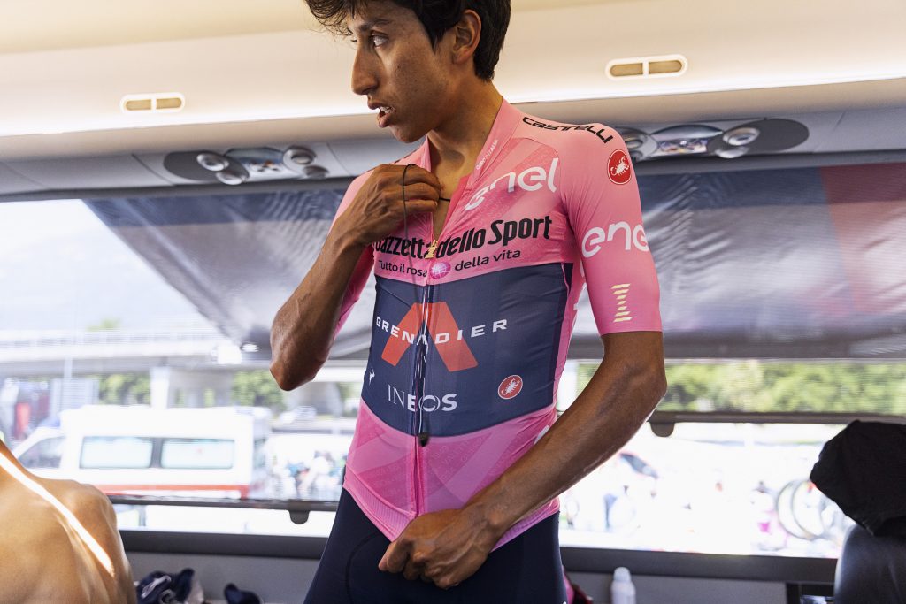 Egan Bernal firma gorra niño etapa 19 Giro 2021