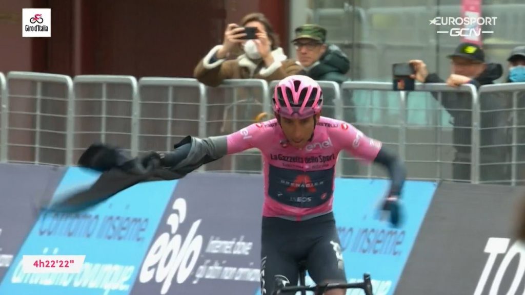 Egan Bernal y el inesperado gesto que tuvo en la línea de meta de la etapa 16 del Giro 2021 foto