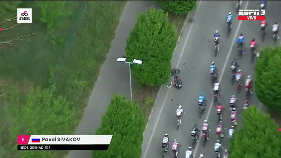 Se filtra la caída de Sivakov donde casi se lleva a Egan Bernal en la etapa 5 del Giro de Italia 2021 foto