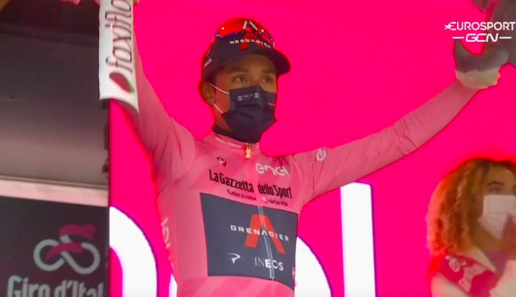 Emotivo podio Egan maglia rosa Giro 2021