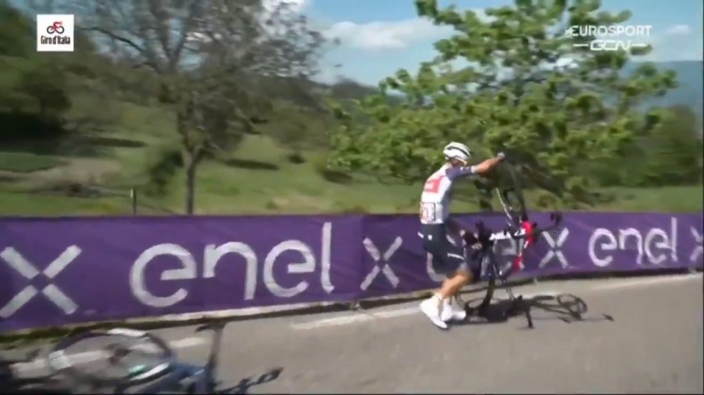 caída Remco Evenepoel etapa 17 giro 2021