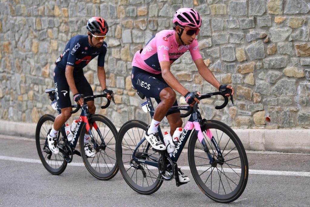 Daniel Martínez proteger maglia Giro 2021