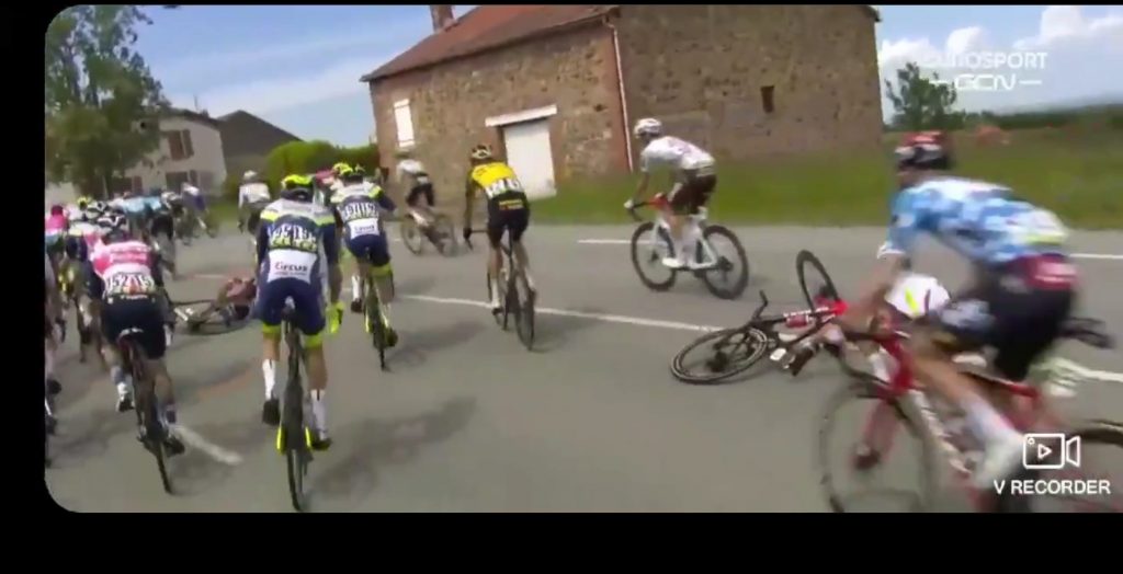 Warren Barguil cae Critérium 2021