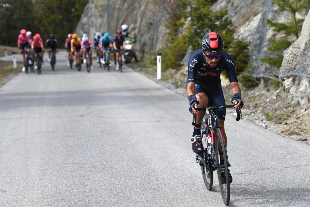 Daniel Felipe Martínez durante una etapa del Giro de Italia 2021 con el Team INEOS Grenadiers