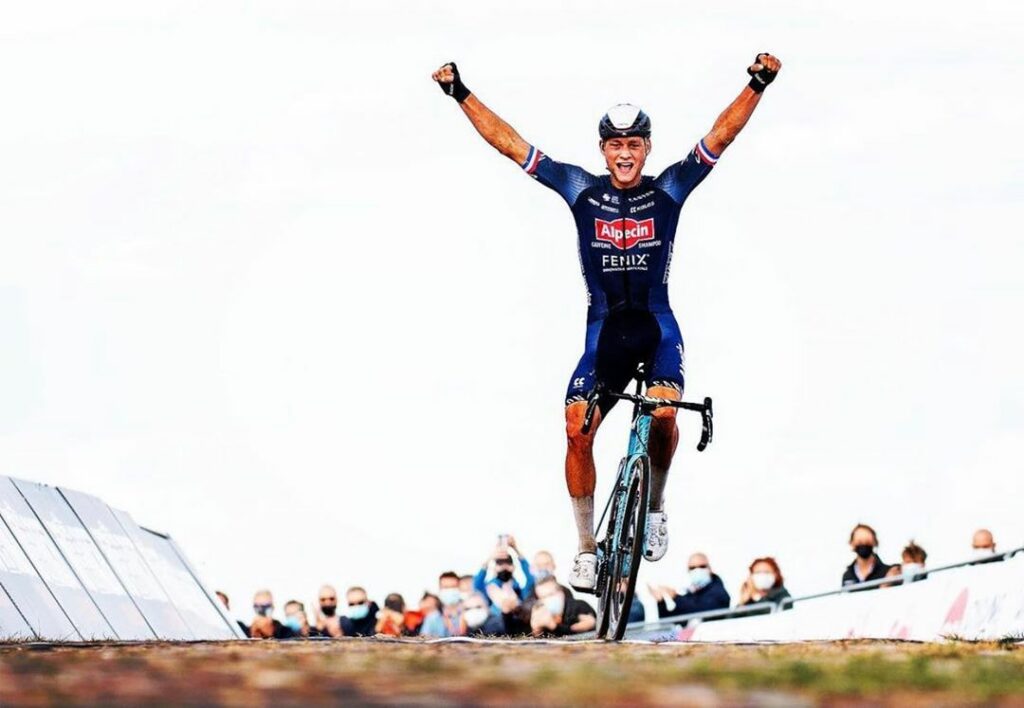 Mathieu Van der Poel durante una competencia de ciclocrós portando el uniforme del Alpecin Fénix
