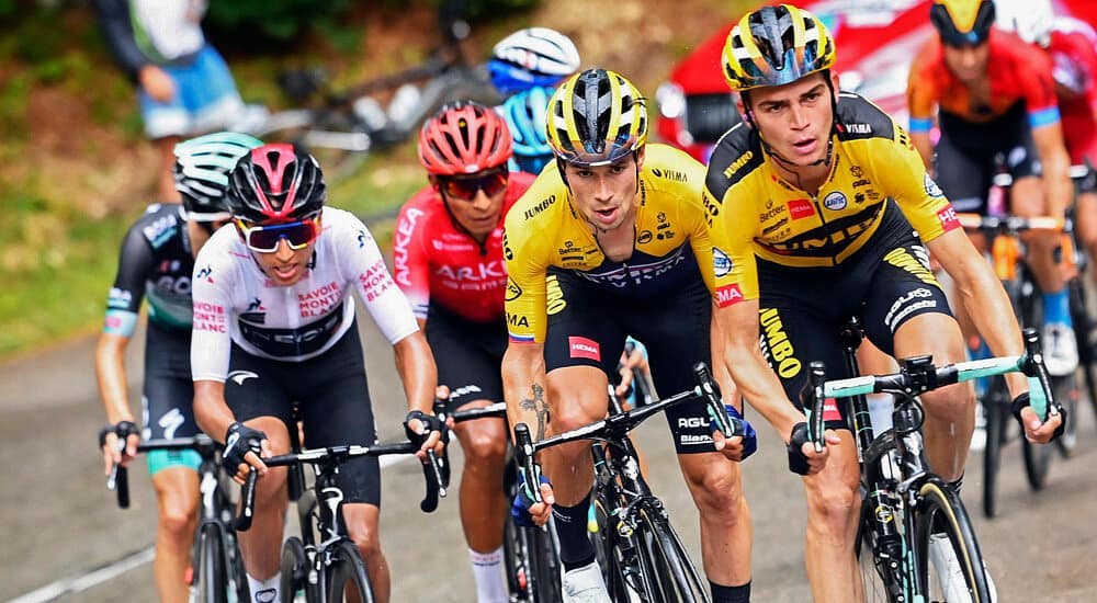 Primoz Roglic junto con Sepp Kuss durante una carrera, portando el uniforme del Jumbo Visma