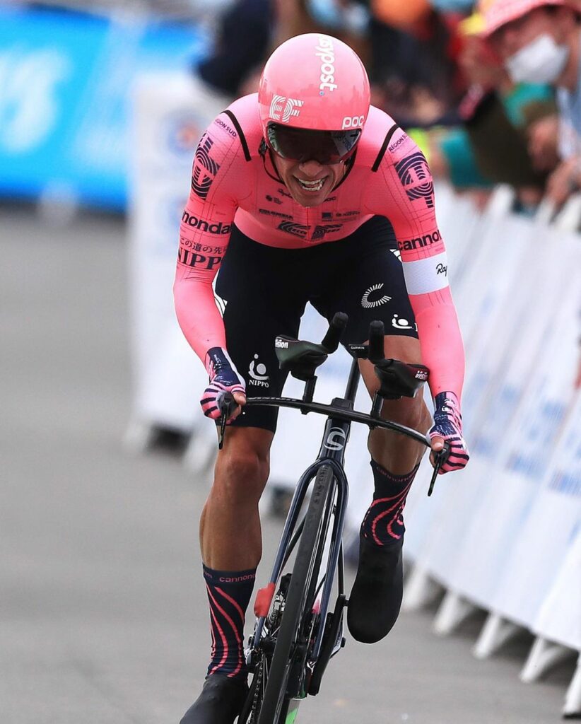 Rigoberto Urán disputando la contrarreloj individual de la etapa 5 en el Tour de Francia 2021