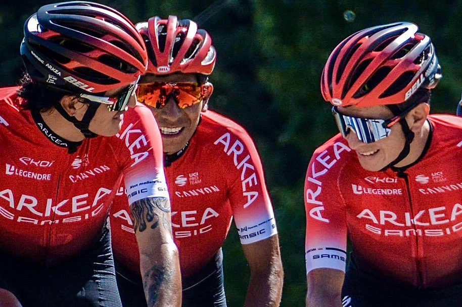 Winner Anacona, Dáyer Quintana y Nairo Quintana en un entrenamiento con los colores del Arkéa Samsic