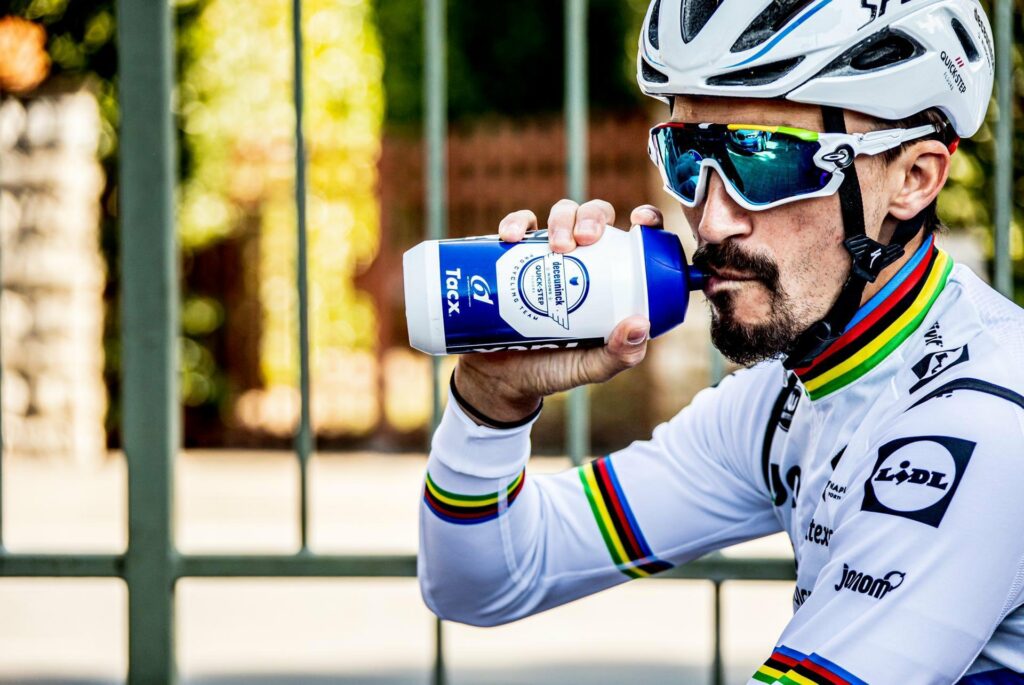 Julian Alaphilippe tomando agua