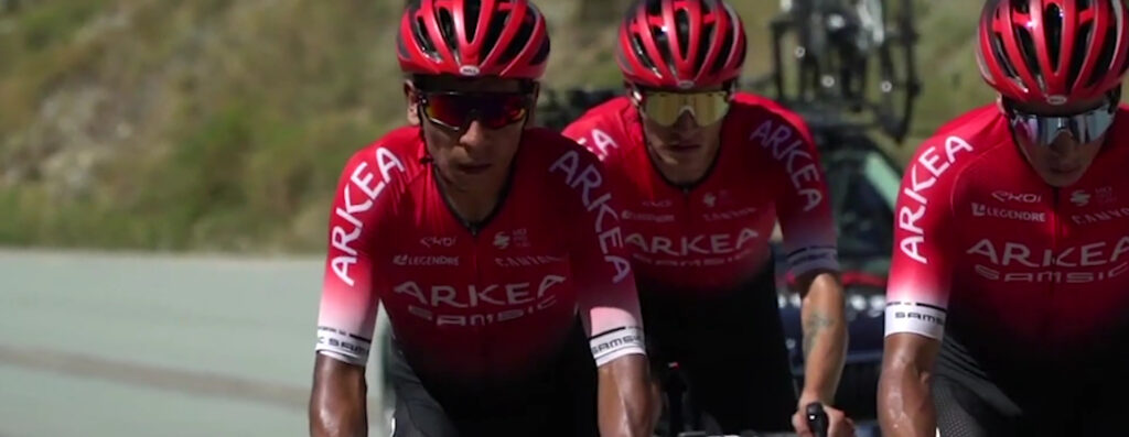 Nairo montando con el Arkea Winner y Dayer