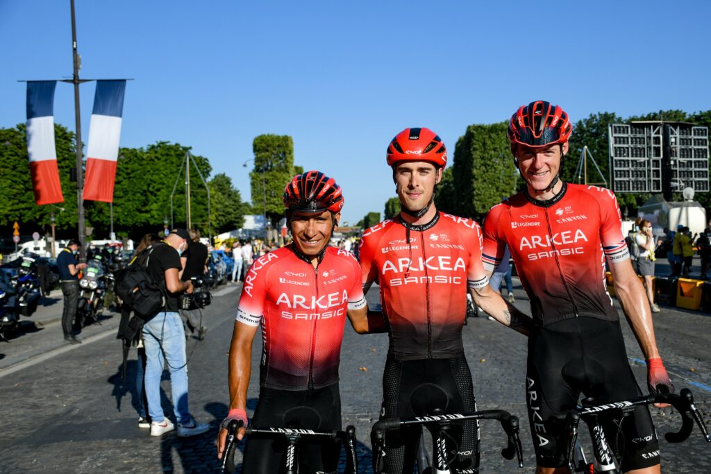 Nairo en París con los compañeors del Arkea
