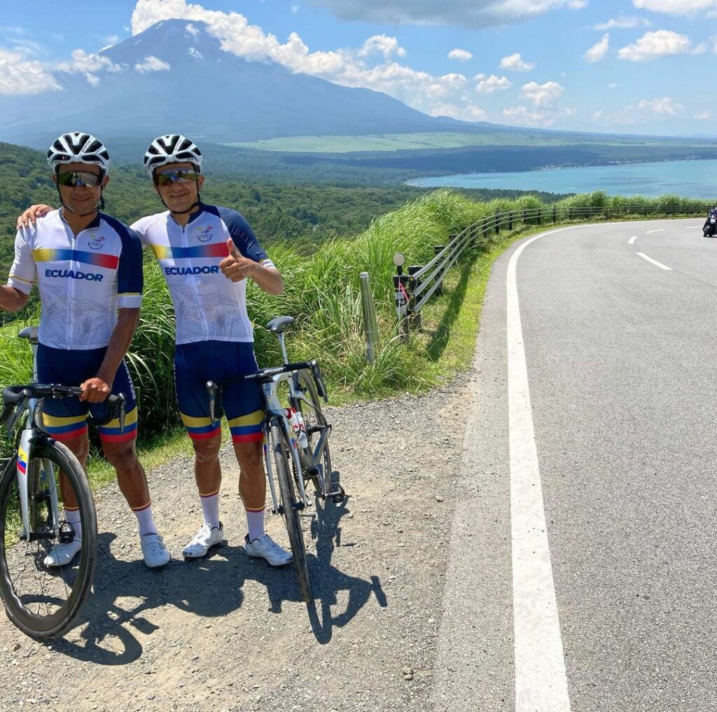 Richard Carapaz y Jhonatan Narváez, ciclistas de la Selección de Ecuador, en un entrenamiento previo a la prueba de ruta en los Juegos Olímpicos 2020