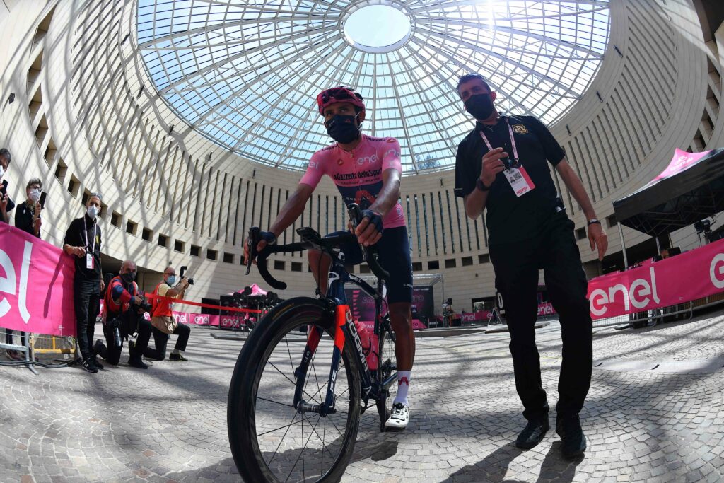 Egan Bernal con un entrenador