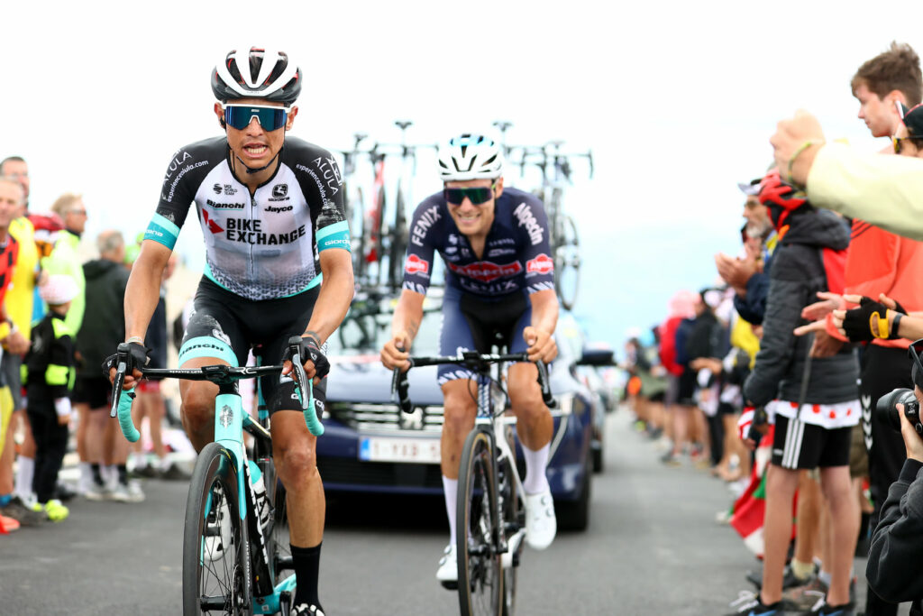 Esteban Chaves disputando la etapa 11 del Tour de Francia 2021 con el equipo Bike Exchange