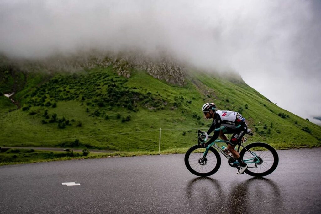 Esteban Chaves durante la etapa 9 Tour de Francia 2021