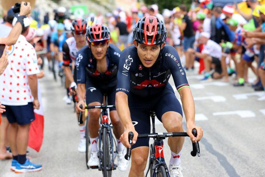 Michał Kwiatkowski y Richard Carapaz, corredores del Ineos, durante la etapa 11 del Tour de Francia 2021