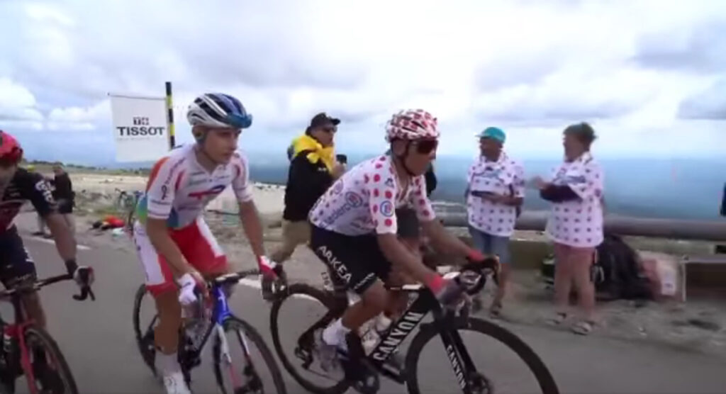 Nairo escalando el Mont Ventoux 2021