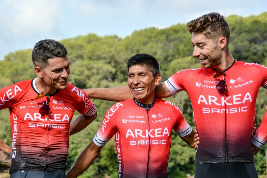 Nairo Quintana riendo con compañeros