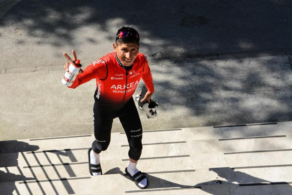 Nairo Quintana Arkea subiendo escaleras