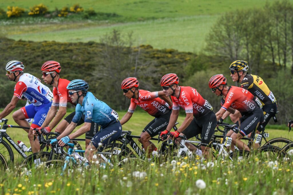 Nairo Quintana en el pelotón con el Arkea