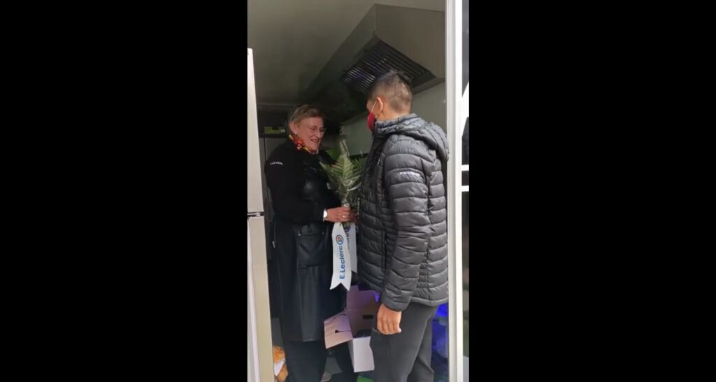 Nairo entrega rosas a cocinera