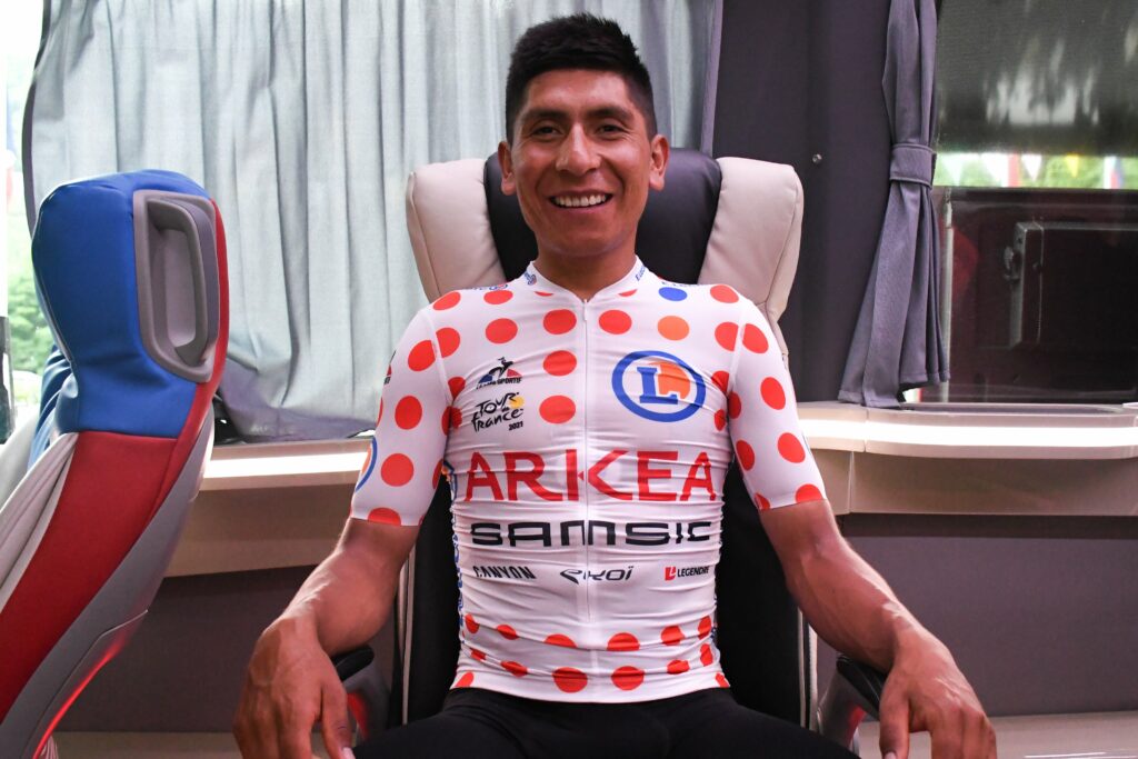 Nairo Quintana sentado con lacamiseta de pepas rojas