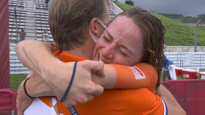 Van Vleuten abrazando