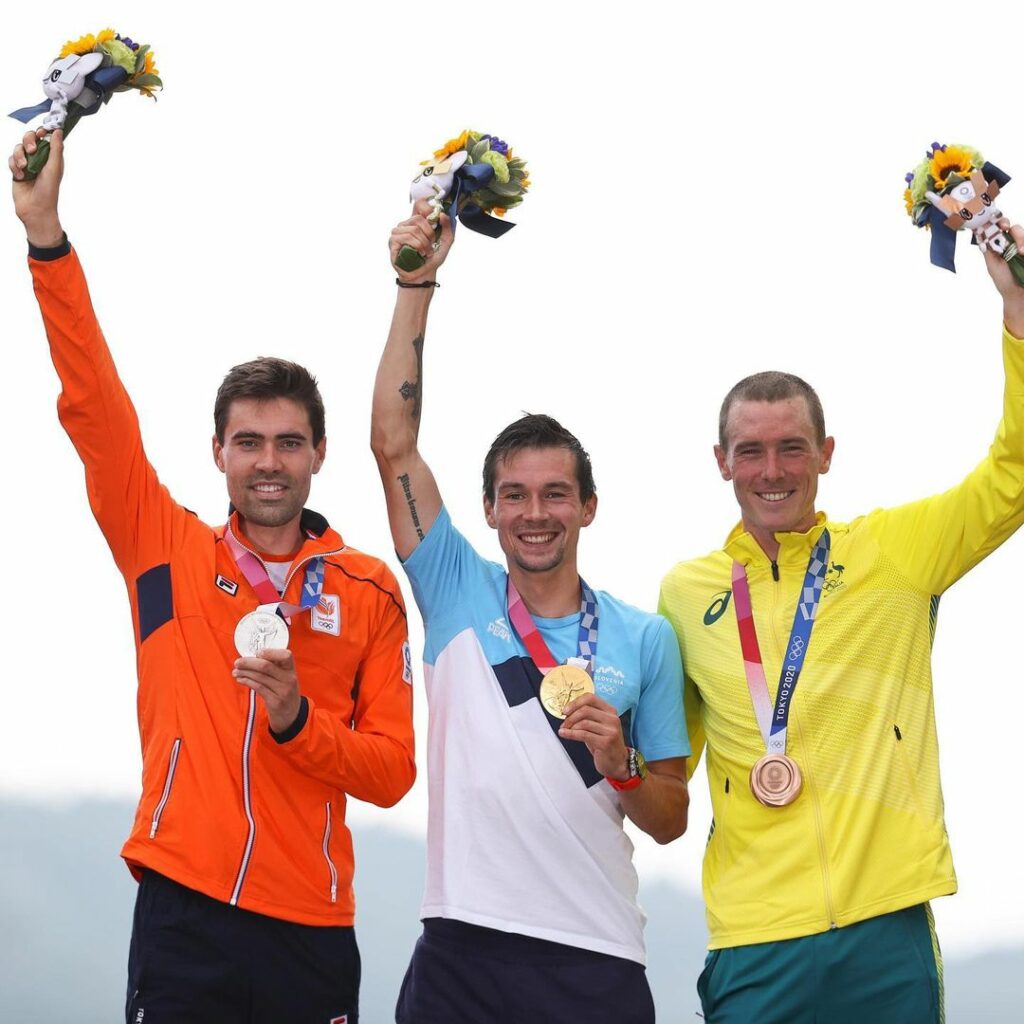 El podio final de la crono en Tokio 2020: Primoz Roglic, Tom Dumoulin y Rohan Dennis