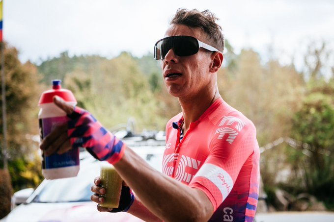 Rigoberto Urán señalando